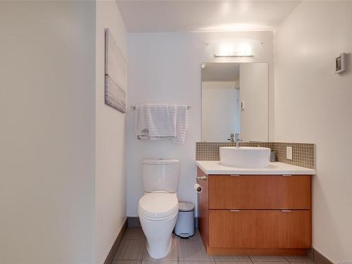 304-760 Johnson St, Victoria, BC - Indoor Photo Showing Bathroom