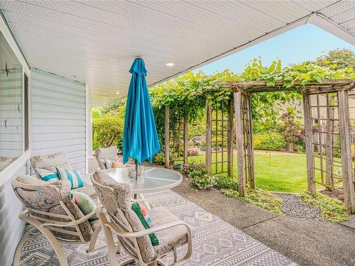 691 Arbutus St, Qualicum Beach, BC 