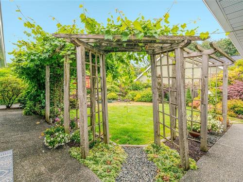 691 Arbutus St, Qualicum Beach, BC 