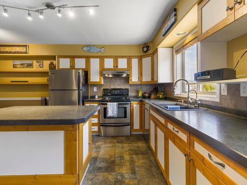 133 Fernie Place, Kamloops, BC - Indoor Photo Showing Kitchen With Double Sink