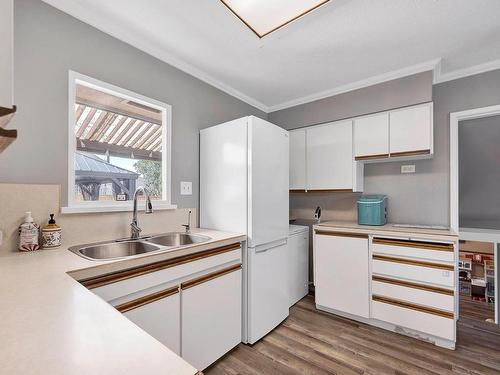 838 Lolo Street, Kamloops, BC - Indoor Photo Showing Kitchen With Double Sink