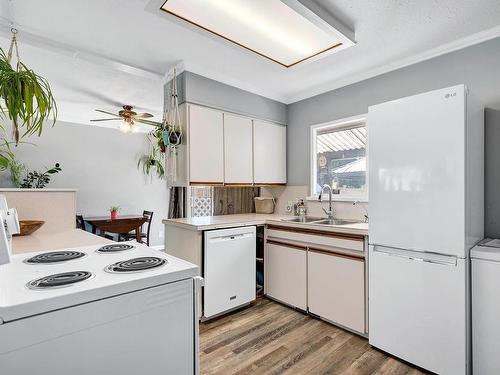 838 Lolo Street, Kamloops, BC - Indoor Photo Showing Kitchen With Double Sink