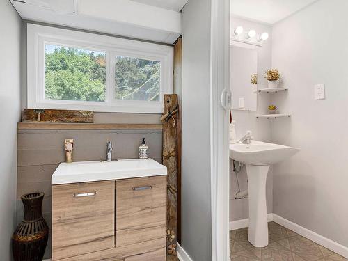 838 Lolo Street, Kamloops, BC - Indoor Photo Showing Bathroom