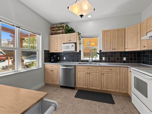 50-1055 Aberdeen Drive, Kamloops, BC - Indoor Photo Showing Kitchen With Double Sink