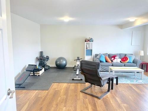 2759 Qu'Appelle Blvd, Kamloops, BC - Indoor Photo Showing Living Room