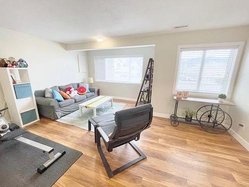 2759 Qu'Appelle Blvd, Kamloops, BC - Indoor Photo Showing Living Room