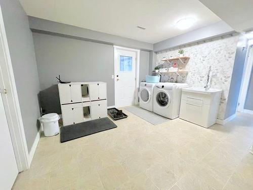 2759 Qu'Appelle Blvd, Kamloops, BC - Indoor Photo Showing Laundry Room