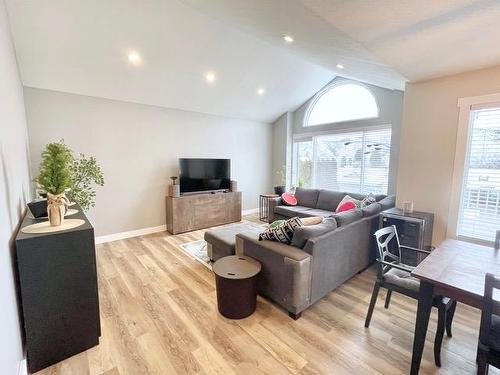 2759 Qu'Appelle Blvd, Kamloops, BC - Indoor Photo Showing Living Room