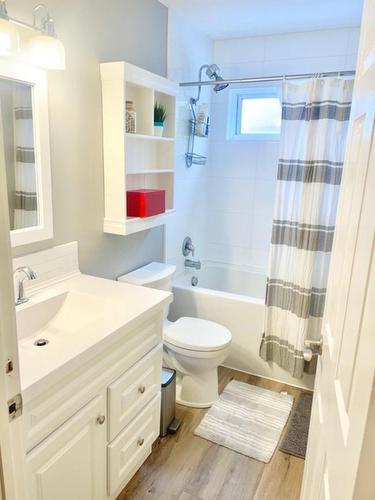 2759 Qu'Appelle Blvd, Kamloops, BC - Indoor Photo Showing Bathroom