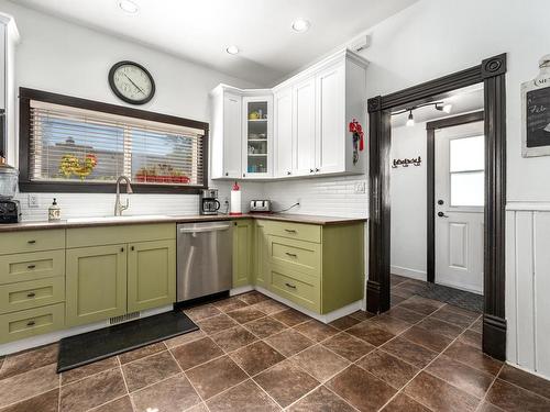 253 Royal Ave, Kamloops, BC - Indoor Photo Showing Kitchen