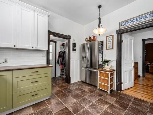 253 Royal Ave, Kamloops, BC - Indoor Photo Showing Kitchen