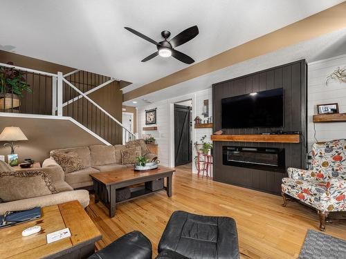 253 Royal Ave, Kamloops, BC - Indoor Photo Showing Living Room With Fireplace