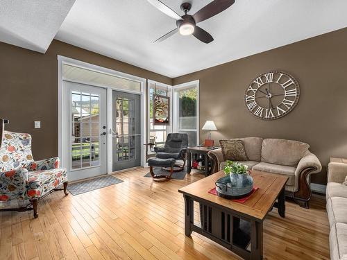 253 Royal Ave, Kamloops, BC - Indoor Photo Showing Living Room