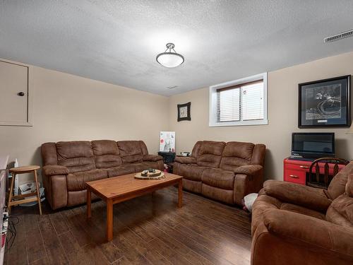 253 Royal Ave, Kamloops, BC - Indoor Photo Showing Living Room