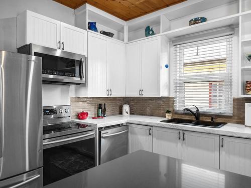 721 St Paul Street, Kamloops, BC - Indoor Photo Showing Kitchen With Double Sink With Upgraded Kitchen