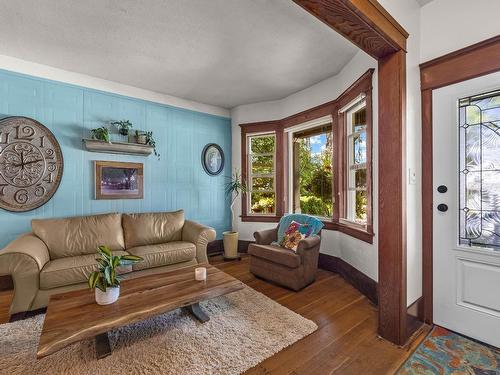 721 St Paul Street, Kamloops, BC - Indoor Photo Showing Living Room