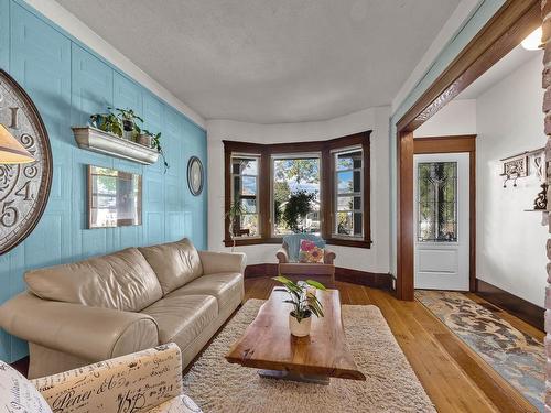 721 St Paul Street, Kamloops, BC - Indoor Photo Showing Living Room