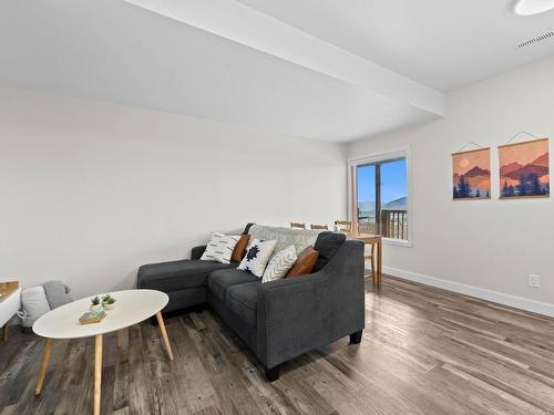 356 Gleneagles Drive, Kamloops, BC - Indoor Photo Showing Living Room