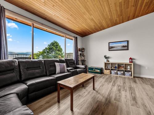 356 Gleneagles Drive, Kamloops, BC - Indoor Photo Showing Living Room