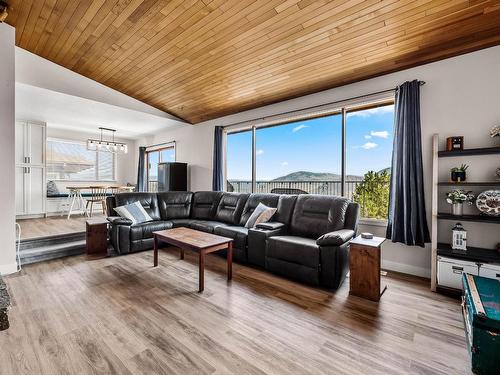 356 Gleneagles Drive, Kamloops, BC - Indoor Photo Showing Living Room