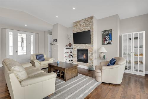 6372 Topham Place, Peachland, BC - Indoor Photo Showing Living Room With Fireplace