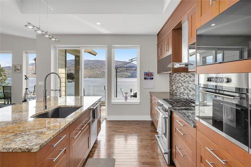 6372 Topham Place, Peachland, BC - Indoor Photo Showing Kitchen With Upgraded Kitchen