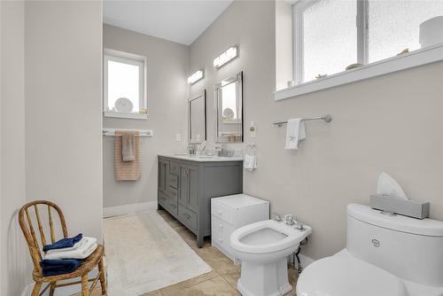 6372 Topham Place, Peachland, BC - Indoor Photo Showing Bathroom