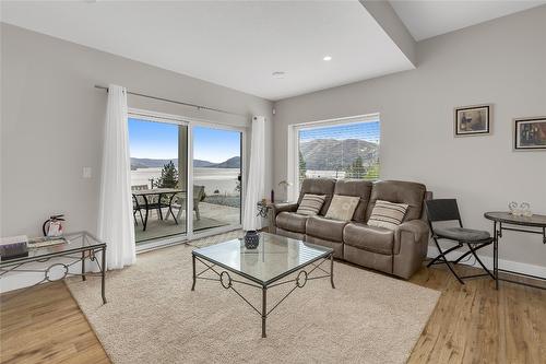 6372 Topham Place, Peachland, BC - Indoor Photo Showing Living Room