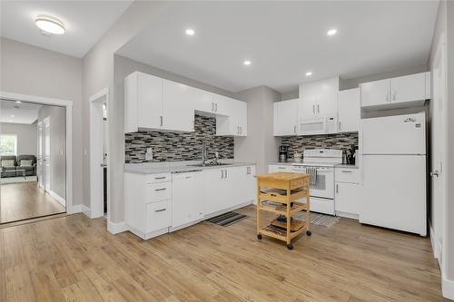 6372 Topham Place, Peachland, BC - Indoor Photo Showing Kitchen