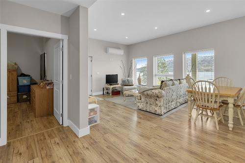 6372 Topham Place, Peachland, BC - Indoor Photo Showing Living Room