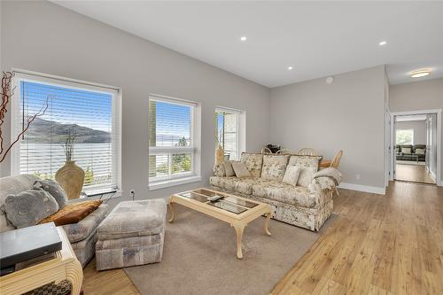 6372 Topham Place, Peachland, BC - Indoor Photo Showing Living Room