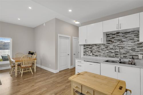 6372 Topham Place, Peachland, BC - Indoor Photo Showing Kitchen With Double Sink With Upgraded Kitchen