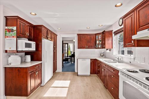 138 Millard Place, Kelowna, BC - Indoor Photo Showing Kitchen