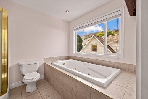 138 Millard Place, Kelowna, BC - Indoor Photo Showing Bathroom