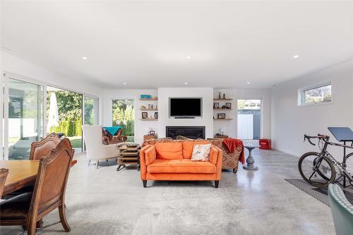 452 Barkley Road, Kelowna, BC - Indoor Photo Showing Living Room