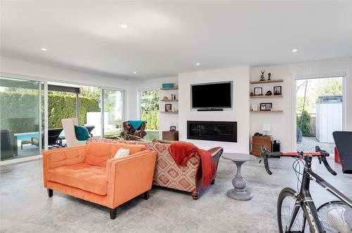 452 Barkley Road, Kelowna, BC - Indoor Photo Showing Living Room With Fireplace