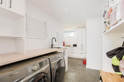 452 Barkley Road, Kelowna, BC - Indoor Photo Showing Laundry Room