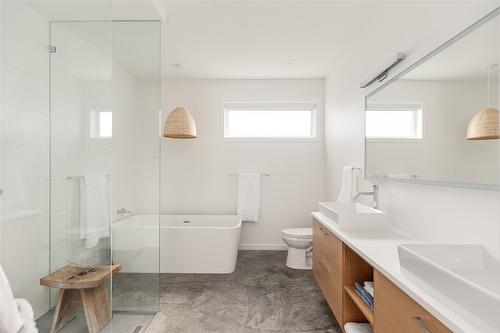 452 Barkley Road, Kelowna, BC - Indoor Photo Showing Bathroom