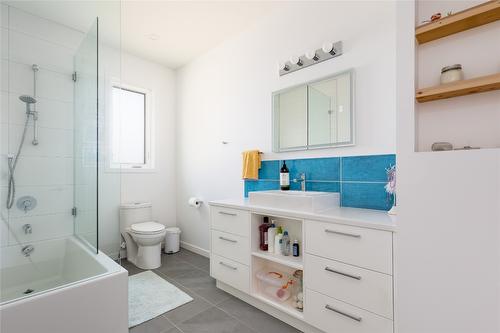 452 Barkley Road, Kelowna, BC - Indoor Photo Showing Bathroom