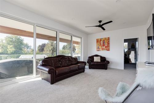 452 Barkley Road, Kelowna, BC - Indoor Photo Showing Living Room