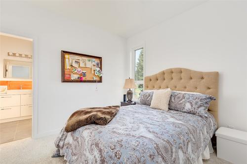 452 Barkley Road, Kelowna, BC - Indoor Photo Showing Bedroom