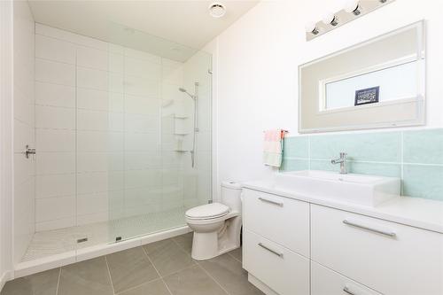 452 Barkley Road, Kelowna, BC - Indoor Photo Showing Bathroom