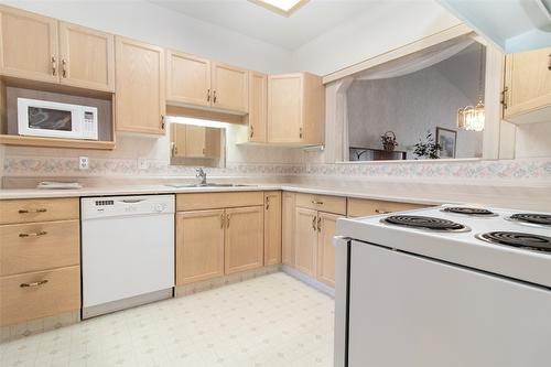 45-1874 Parkview Crescent, Kelowna, BC - Indoor Photo Showing Kitchen