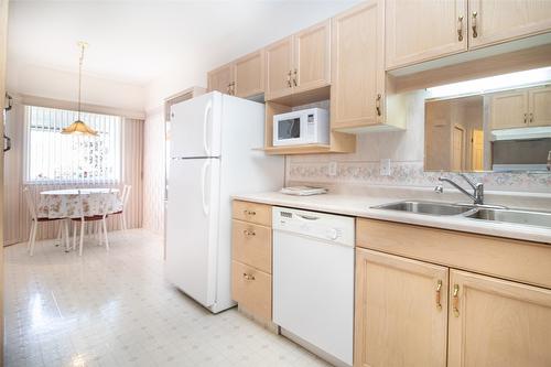 45-1874 Parkview Crescent, Kelowna, BC - Indoor Photo Showing Kitchen With Double Sink