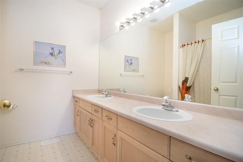 45-1874 Parkview Crescent, Kelowna, BC - Indoor Photo Showing Bathroom