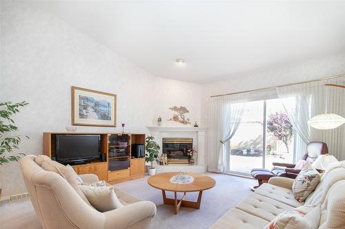 45-1874 Parkview Crescent, Kelowna, BC - Indoor Photo Showing Living Room With Fireplace