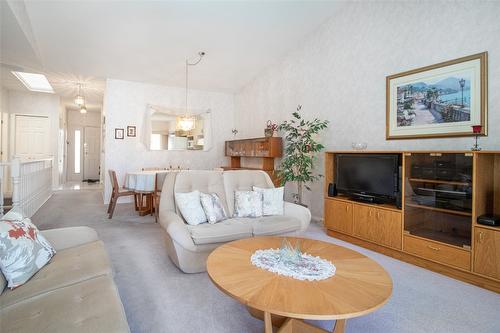 45-1874 Parkview Crescent, Kelowna, BC - Indoor Photo Showing Living Room