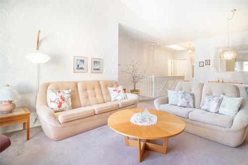 45-1874 Parkview Crescent, Kelowna, BC - Indoor Photo Showing Living Room