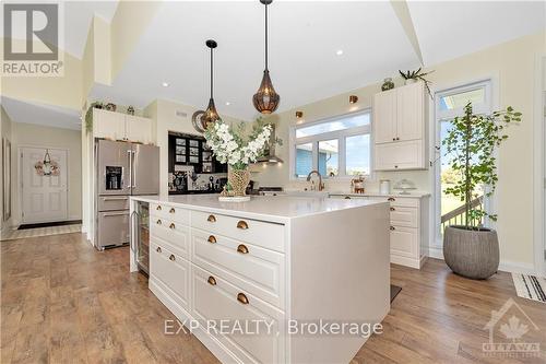 3010 Torwood Drive, Ottawa, ON - Indoor Photo Showing Kitchen With Upgraded Kitchen