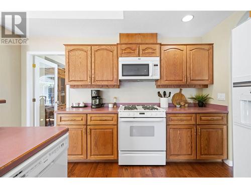 2592 Alpen Paradies Road Unit# 12, Blind Bay, BC - Indoor Photo Showing Kitchen